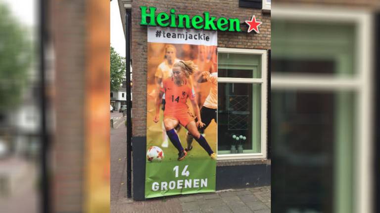 De enorme banner bij café Kerkzicht in Riel. (Foto: Ilse Lemans)