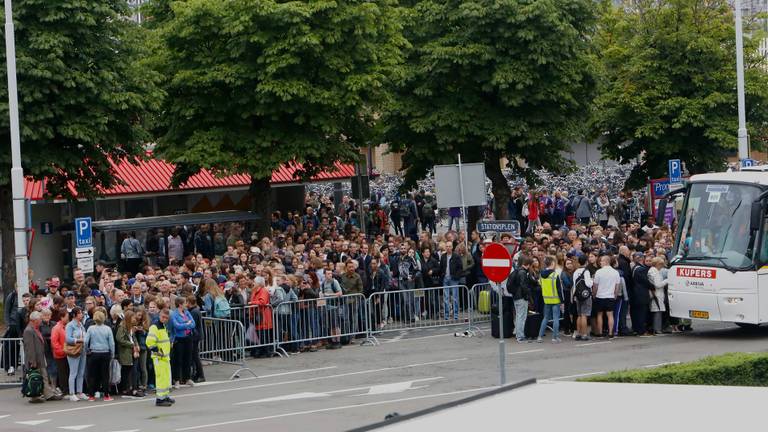 Mensen moeten lang wachten op een bus. (Foto: Arno van der Linden SQ Vision)