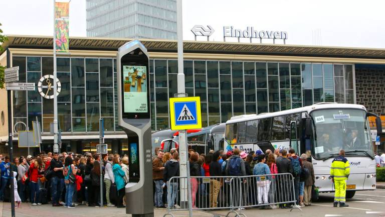 Uren wachten op de bus. (Foto: Arno van der Linden)