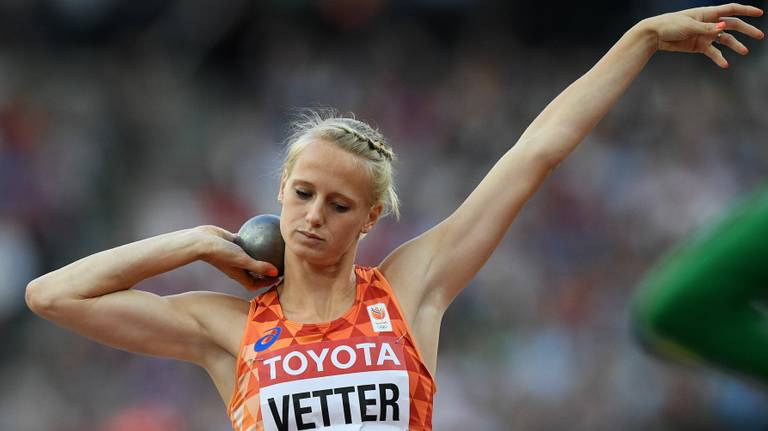 Anouk Vetter in actie bij het kogelstoten. (Foto: ANP)