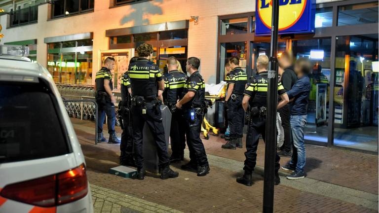 Er kwam veel politie naar de parkeerplaats. (Foto: Toby de Kort)