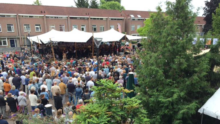 Een vol plein in het Vonderkwartier in Eindhoven bij de uitvoering van de Carmina Burana