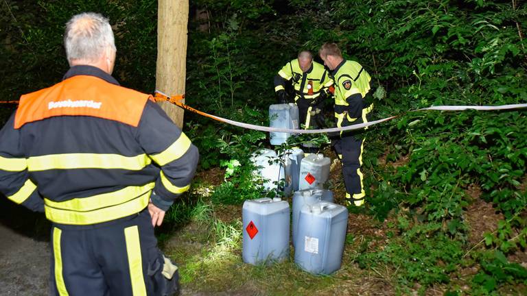 De brandweer heeft de vaten verzameld. (Foto: Jules Vorselaars)