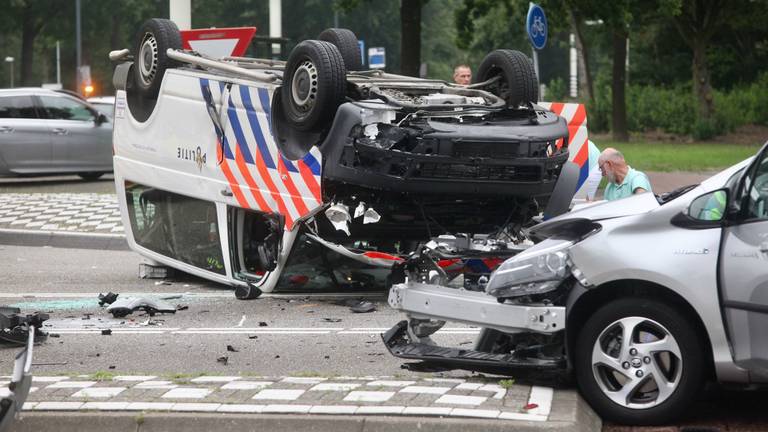 Het politiebusje belandde op zijn kop. (Foto: Jeroen Stuve)