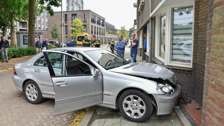 De auto raakte de gevel na een botsing met een andere auto (Foto: Jules Vorselaars)