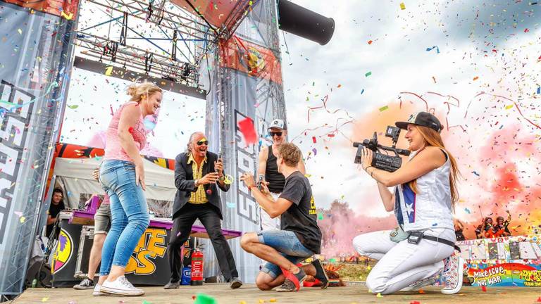 Toon vraagt zijn Gemke ten huwelijk. (Foto: Zwarte Cross)