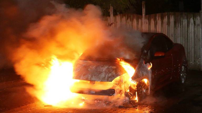 Auto in Vught uitgebrand. (Foto: Bart Meesters)