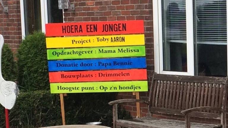 Het 'bouwproject' in een voortuin aan de Herengracht in Drimmelen.