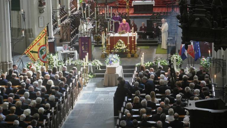 Veel politici bewijzen laatste eer aan oud-minister van Landbouw Gerrit Braks uit Sint Michielsgestel