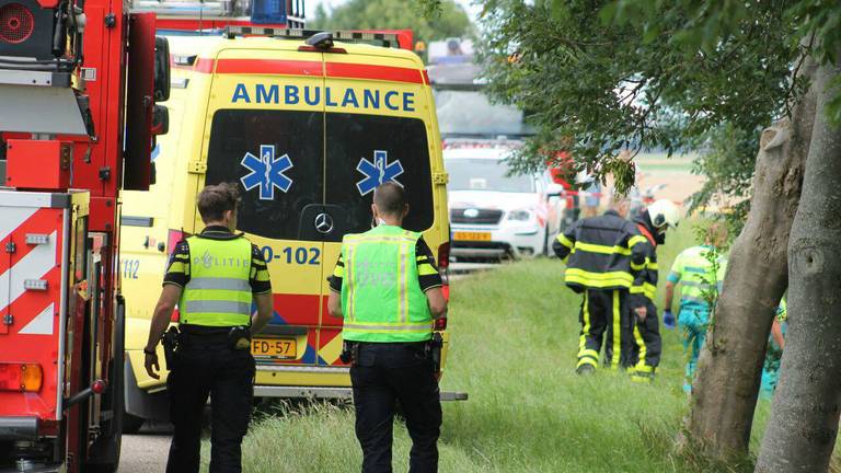 Brandweer, ambulance en politie bij een plas in Dinteloord
