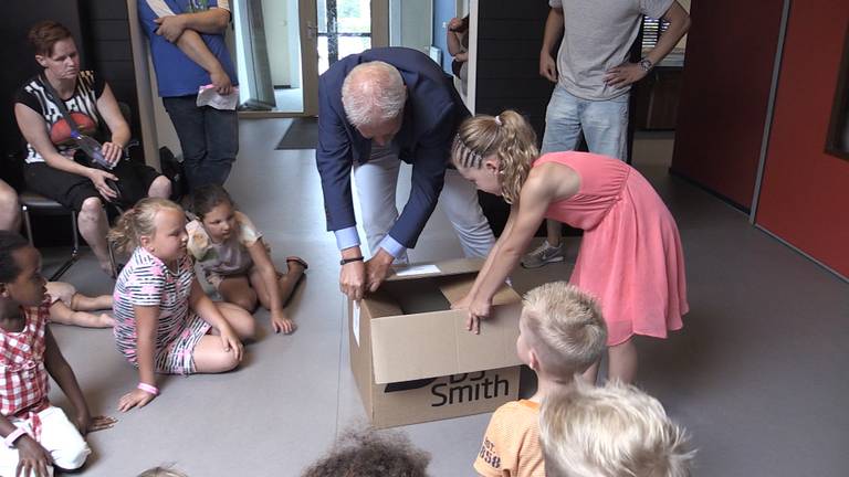 Wethouder Kees van Geffen deelde het eerste zomerpretpakket uit