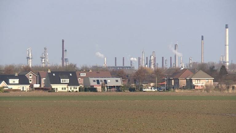 Klundert onder de rook van industrieterrein Moerdijk