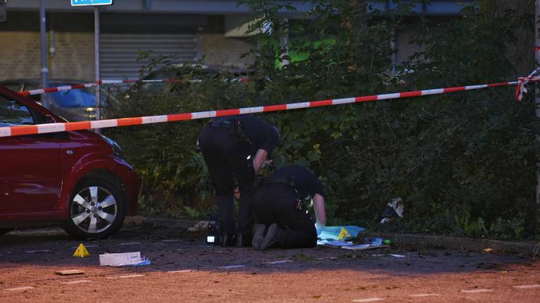 De politie doet onderzoek in het restaurant en op de parkeerplaats / Foto: Toby de Kort , De Kort Media