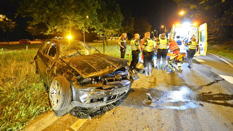 De auto sloeg over de kop. (Foto: Rico Vogels)