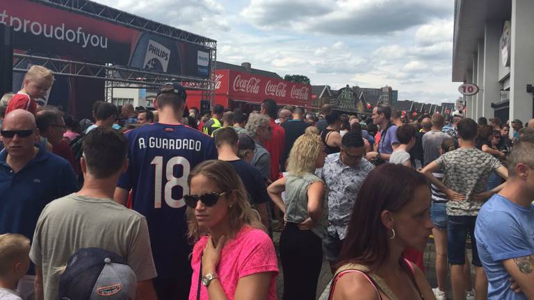 Drukte bij het stadion van PSV op de fandag van de club uit Eindhoven