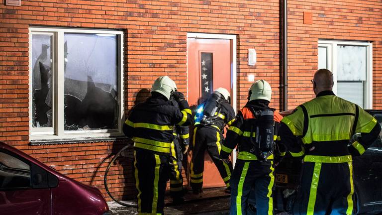 De brandweer forceerde de deur. (Foto: Jack Brekelmans)