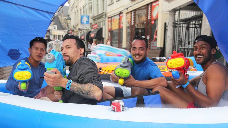 Evenementen gaan watergevechten organiseren vanwege de hitte. (foto: Karin Kamp)