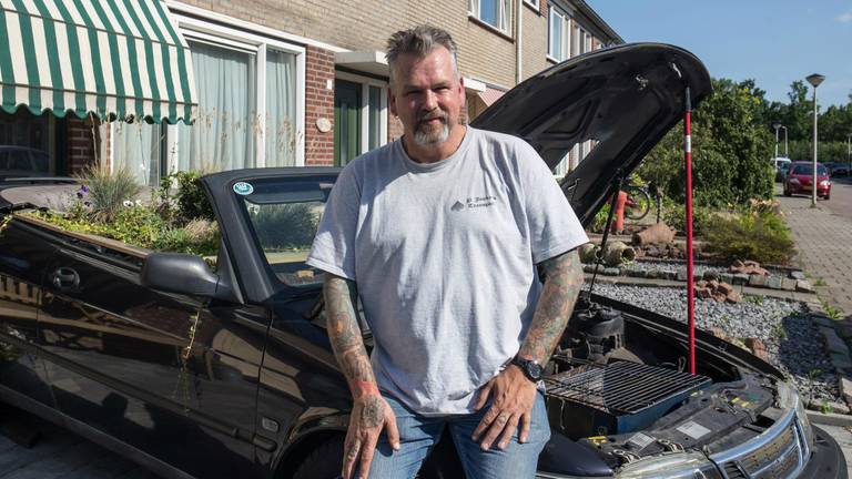 Peter met zijn bbq-Saab. (Foto: Alexander Vingerhoeds)