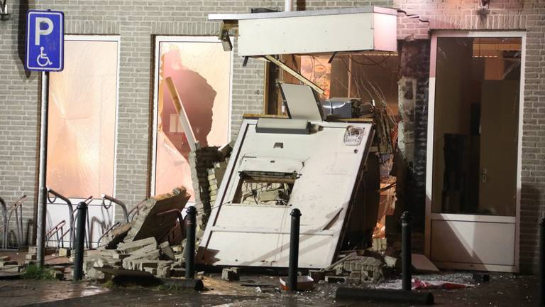 Bij een plofkraak in Heesch is de gevel van de AH-supermarkt ontzet