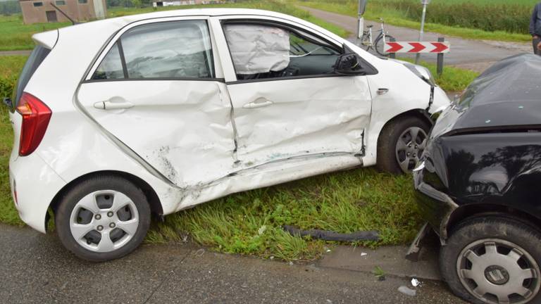 Veel schade aan de auto's. Foto: Alexander Vingerhoeds / Obscura-foto