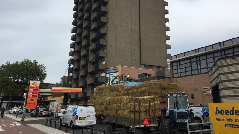 350 strobalen worden neergelegd bij de Beneluxflat in Roosendaal