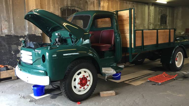 Bijzondere Bedford truck na 60 jaar opgeknapt: 'Zoektocht naar elk onderdeel'