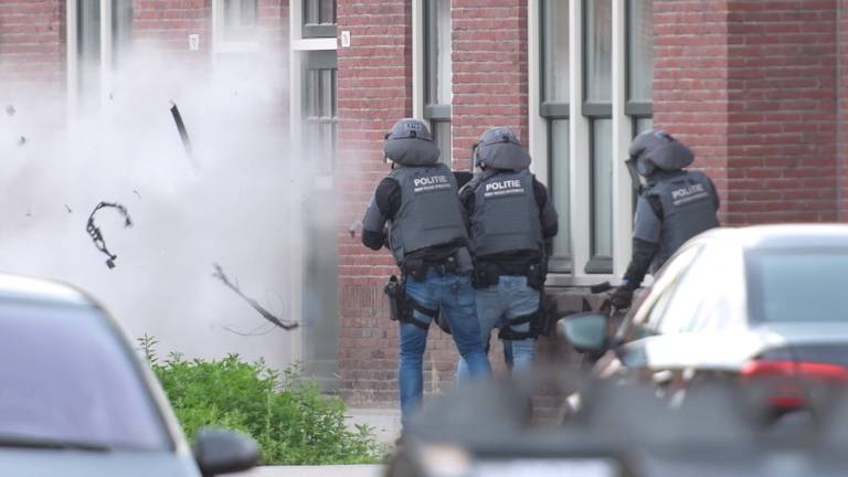 Arrestatieteam gebruikt explosieven om binnen te komen