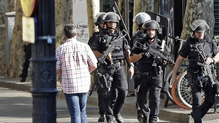 Veel politie op de been in Barcelona. (Foto: ANP)