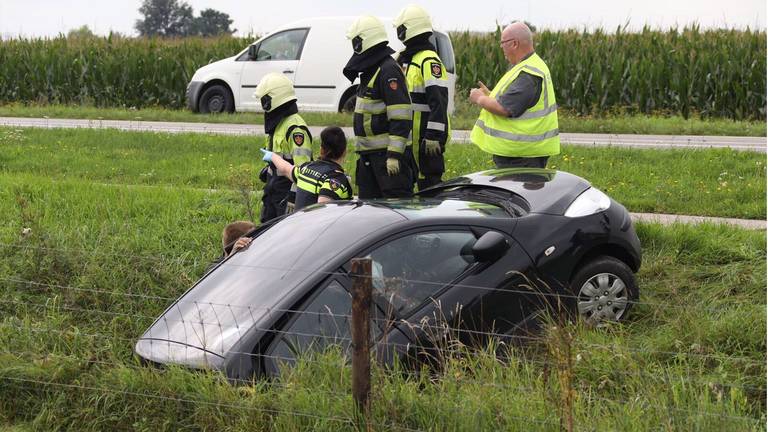 Een bestuurder moest uit de auto worden bevrijd. (Foto: Charles Mallo/SQ Vision)