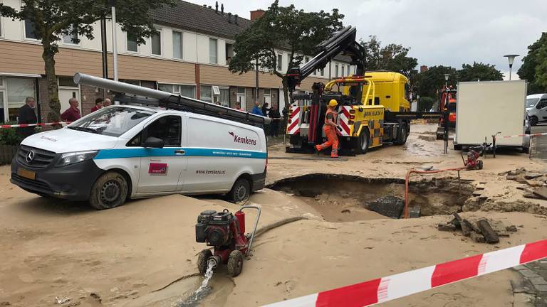 Bestelbus zakt in Sinkhole  