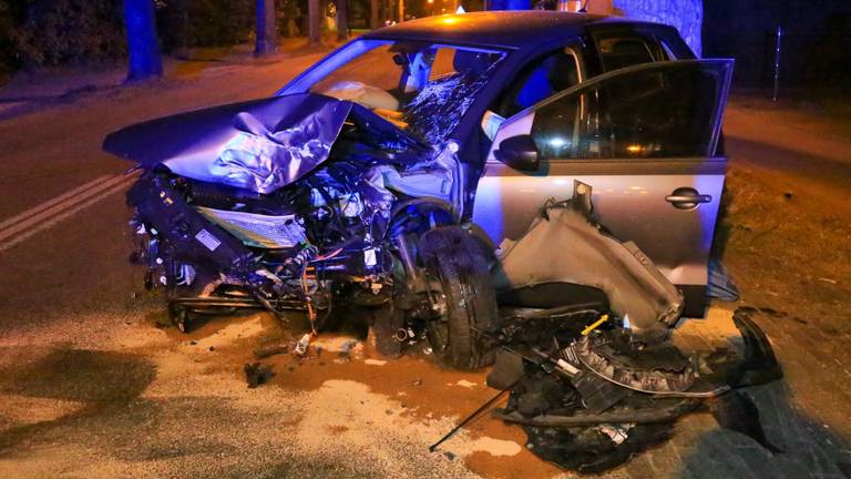 Van de auto is weinig over. (Foto: Harrie Grijseels)