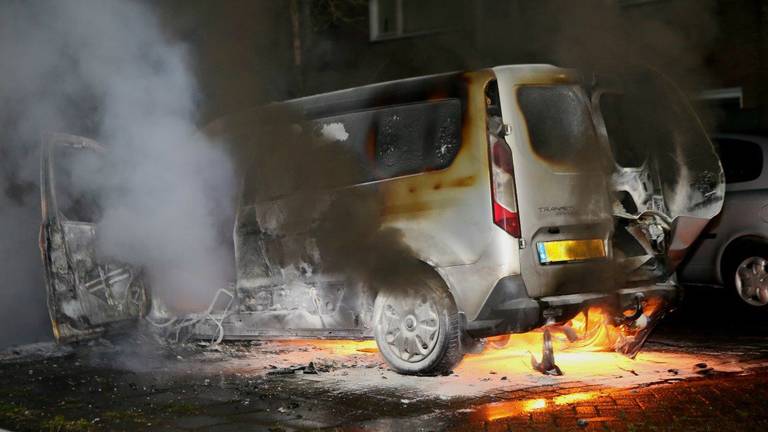 Autobrand aan de Negende Donk in Den Bosch (Foto: Bart Meesters)