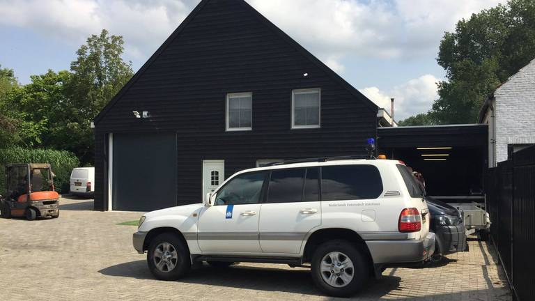 De politie doorzocht urenlang een loods. (Foto: Birgit Verhoeven)