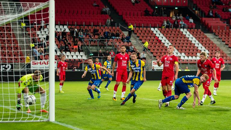 Richard van de Venne maakt de 0-2 tegen Jong FC Utrecht (foto: VI Images).