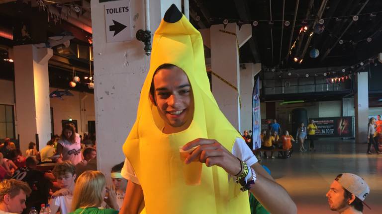 Gaan met die banaan! Robin geniet al vroeg van het bier. (Foto: Raymond Merkx)