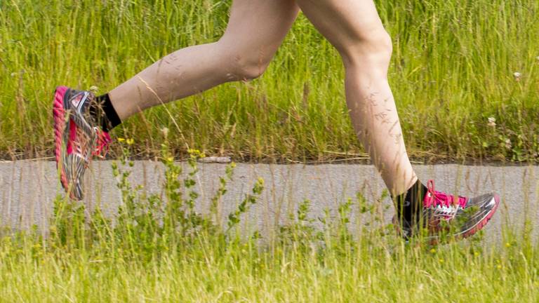 kale naakte hardloper laat wandelaars