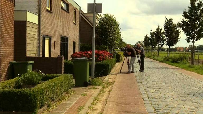 Pers voor het ouderlijk huis van Jimmy F.