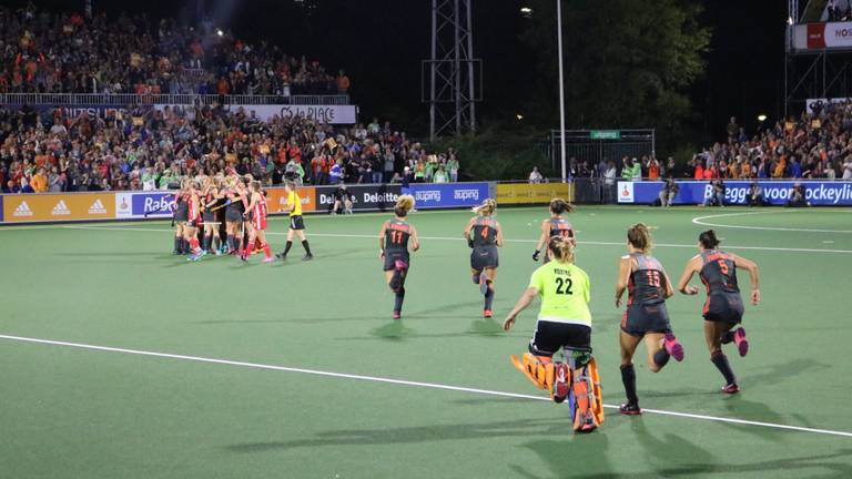 De hockeydames vieren het bereiken van de finale. (foto: Twitter/Johnny van Bochove