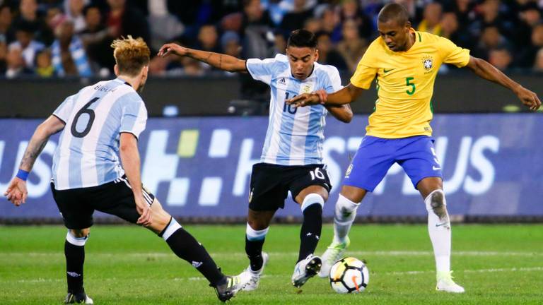 José Luis Gomez (midden) tijdens een interland tegen Brazilië. (Foto: VI Images)