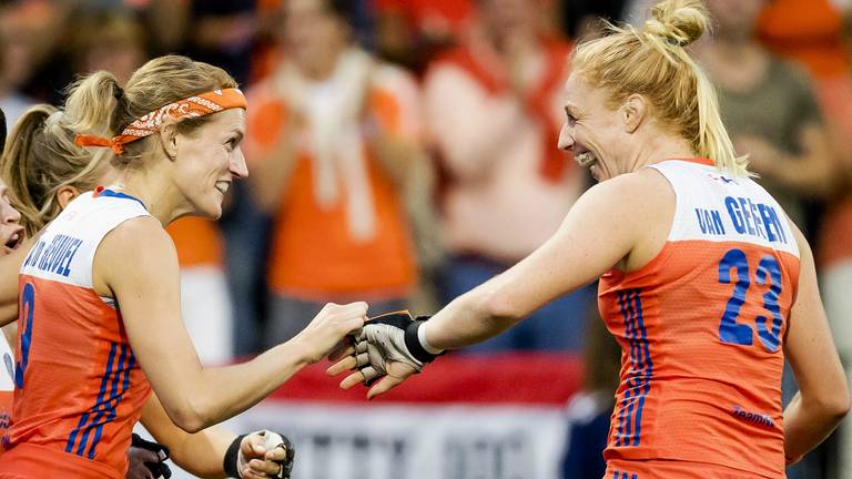 Carlien Dirkse van den Heuvel en Margot van Geffen vieren de 2-0. Foto: ANP