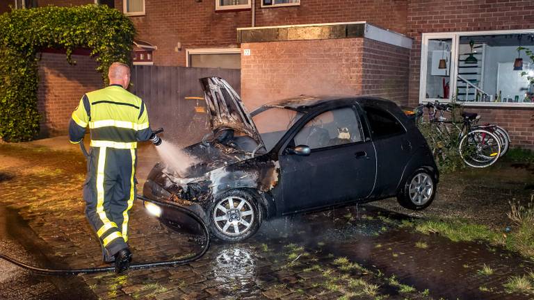 De brandweer kon niet voorkomen dat de auto uitbrandde. (Foto: Jules Vorselaars)