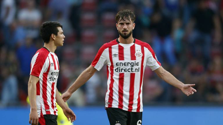 Davy Pröpper met Hirving Lozano (foto: VI Images).