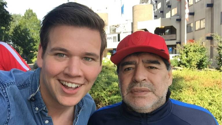 Ook verslaggever Maarten van den Hoven maakte een selfie met Maradona (Foto: Twitter Maarten van den Hoven)