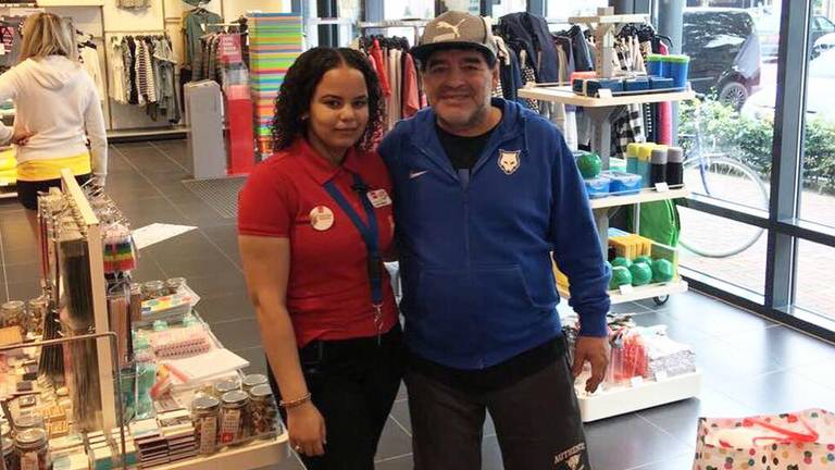 Dorah (18) op de foto met Maradona. (Foto: HEMA Mierlo)