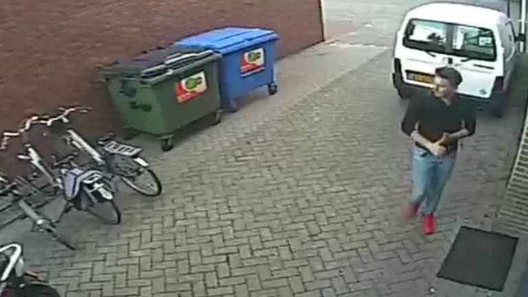 Wie herkent deze fietsendief? (Foto: Facebook Domino's Pizza Veghel)