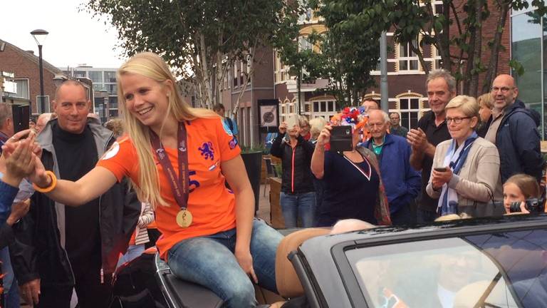 Fans staan voor Kika in de rij. (Foto: Raymond Merkx)