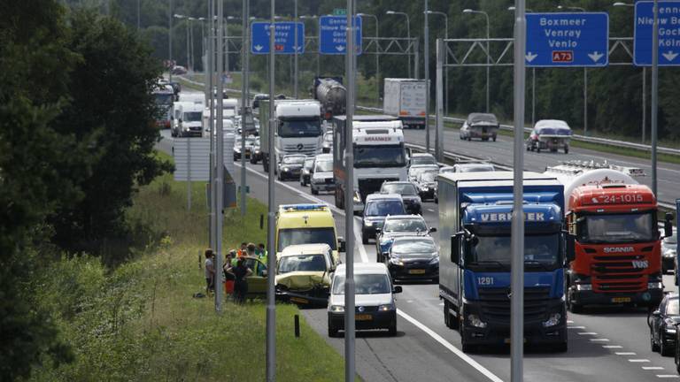 De situatie na het ongeluk op de A73 (foto: SK-Media).