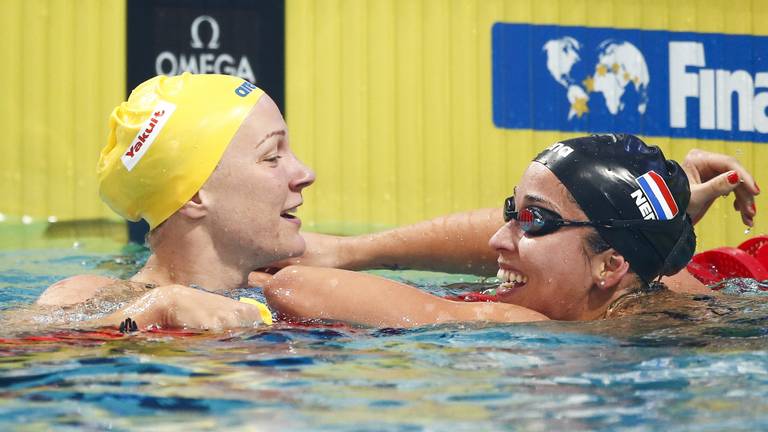 Ranomi Kromowidjojo en Sarah Sjöström in Eindhoven (foto: ANP)