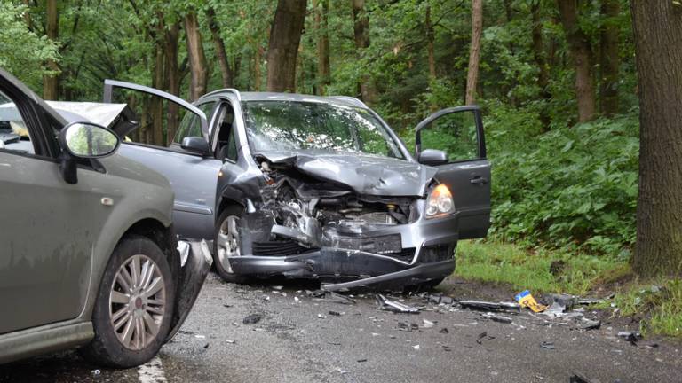 De twee auto's botsten frontaal op elkaar. Foto: Alexander Vingerhoets