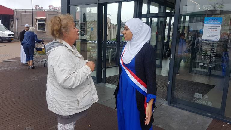 Moslims gaan in gesprek met de PVV stemmer in Sint Willebrord 